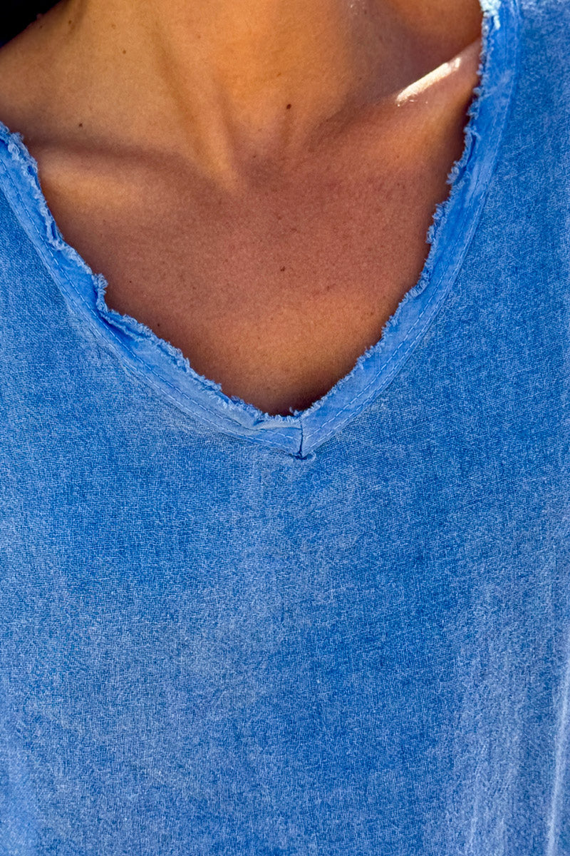 Top bleu roi en coton effet piqué détails et col v franges