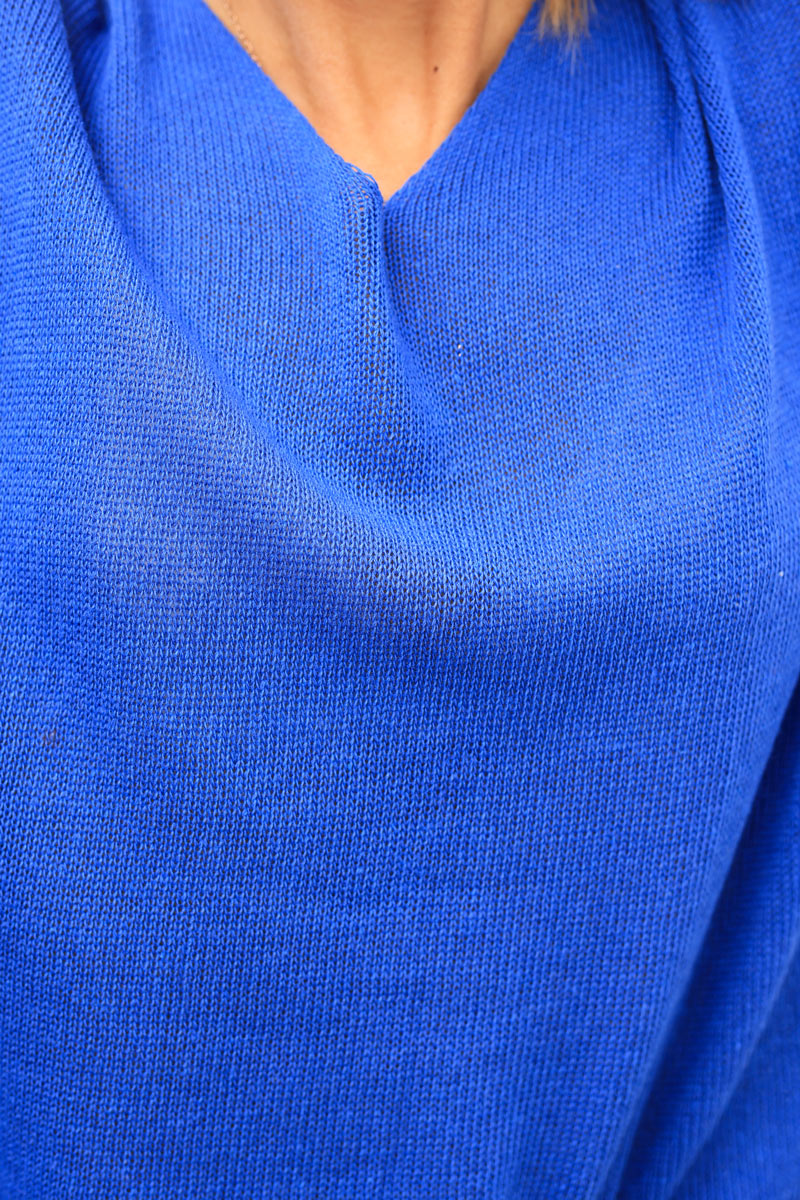 Top de punto azul royal con manga corta y escote en pico