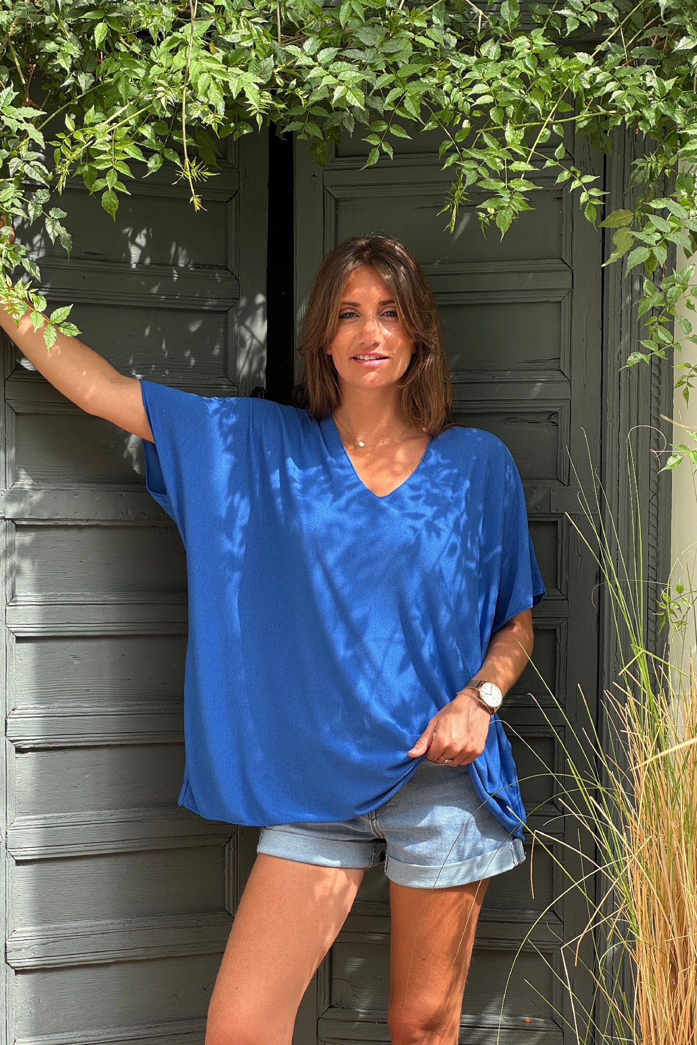 Top bleu roi fluide confort et stretch col v