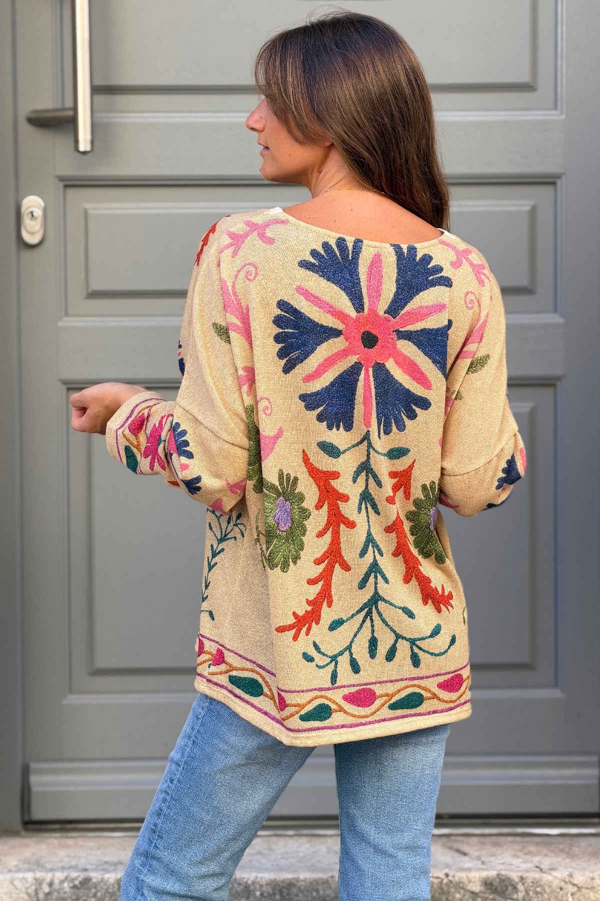Top brillant beige imprimé effet broderie fleurs colorées