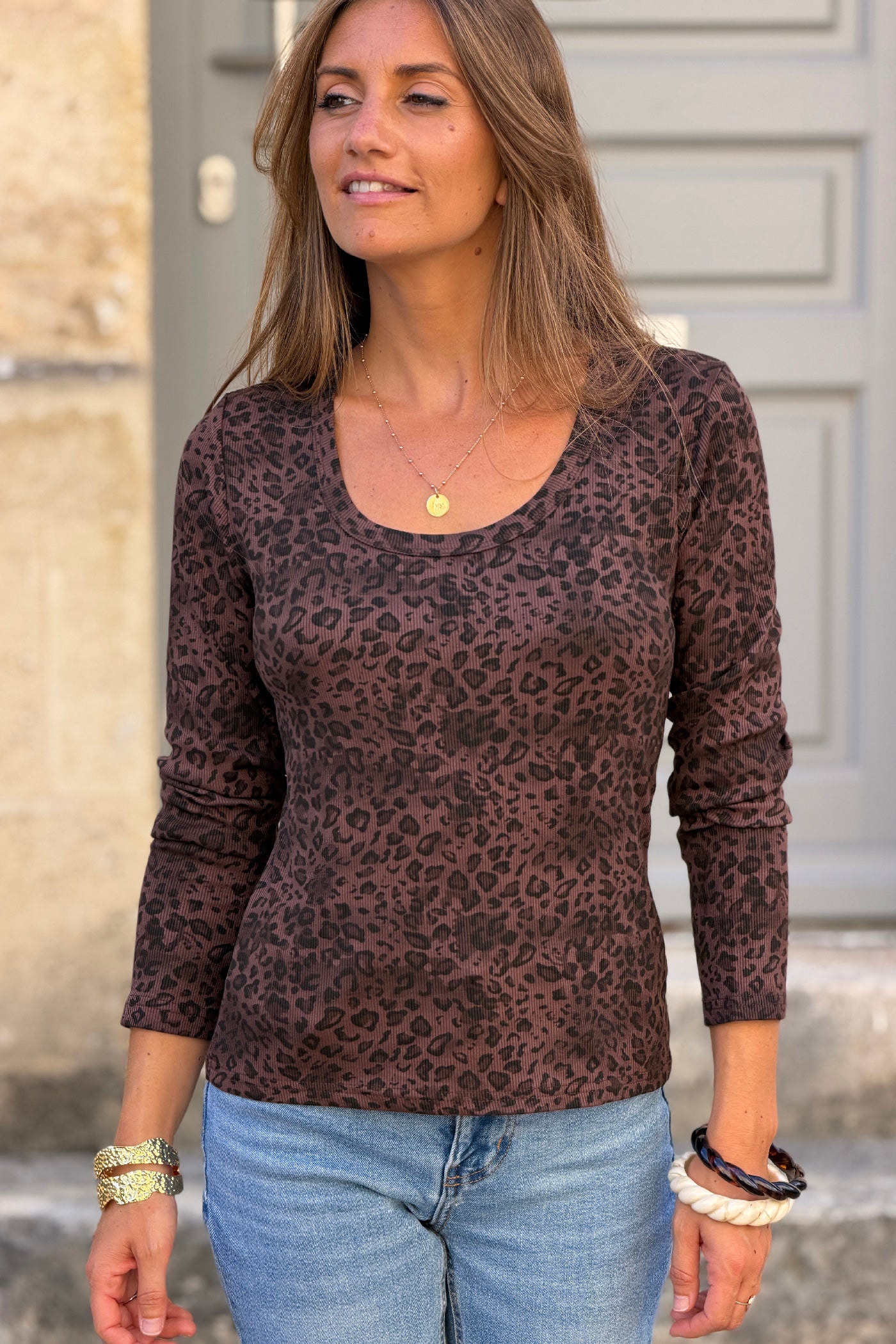 Top côtelé style sous pull imprimé léopard marron