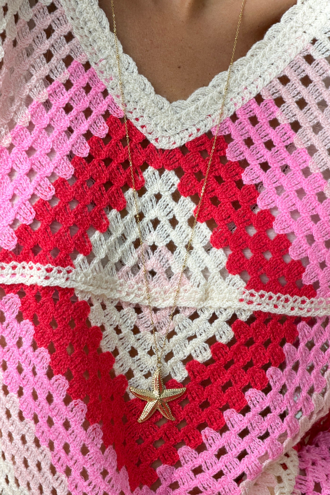 Top en crochet motif seventies rose col v