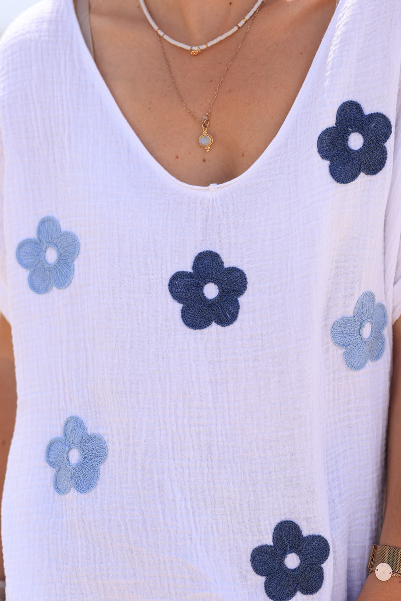 Top en gaze de coton manches courtes broderie fleurs bleues col v