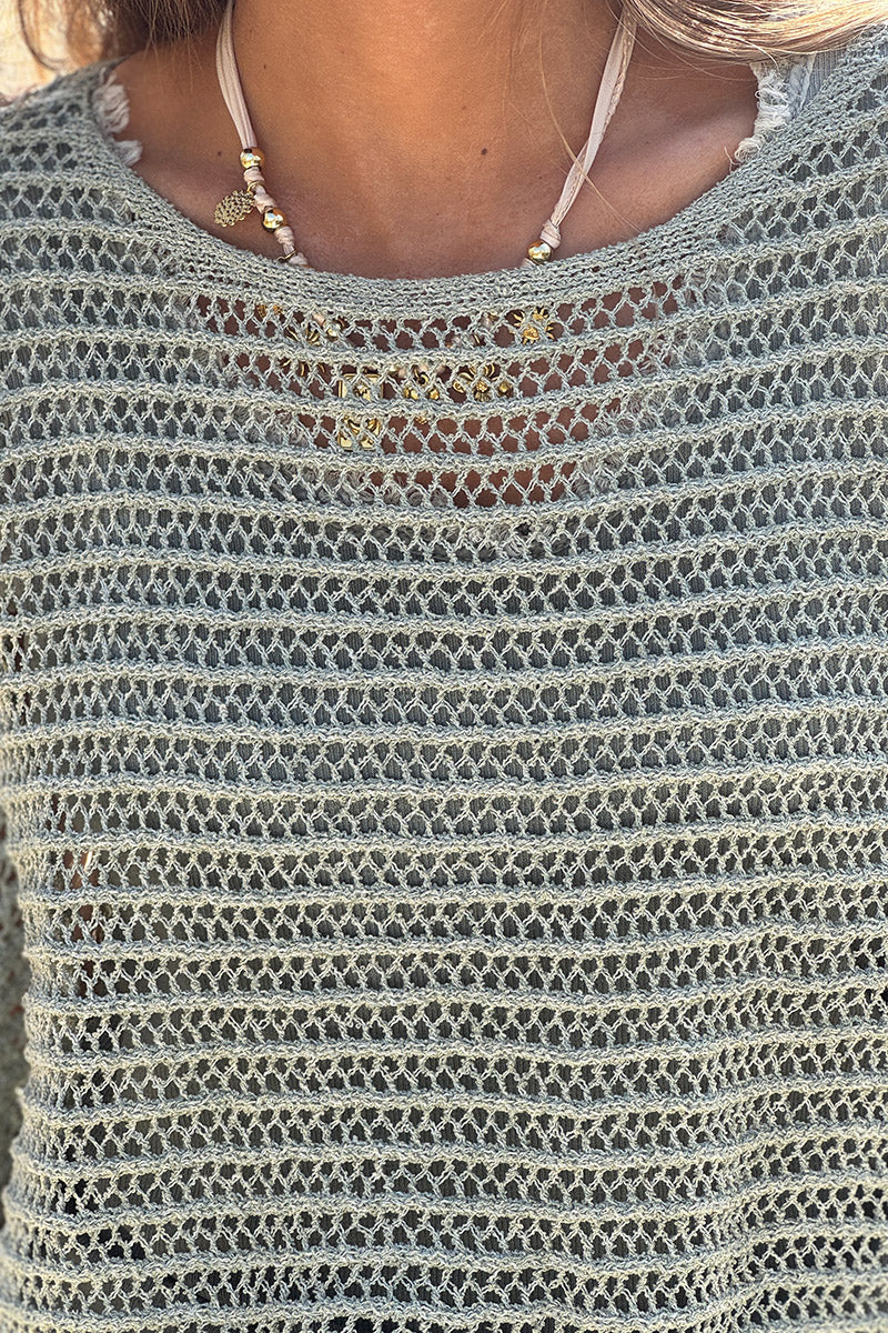 Top kaki manches chauves souris et col rond en maille ajourée effet crochet
