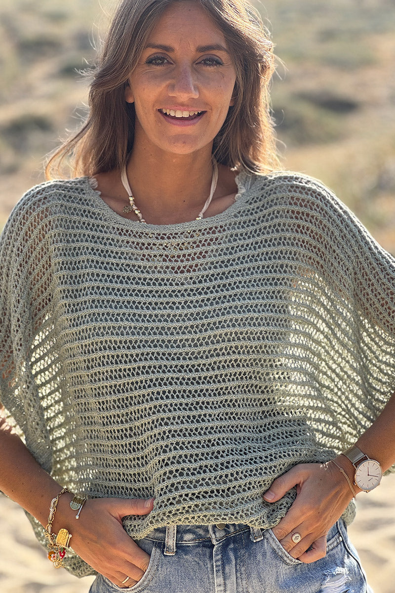 Top kaki manches chauves souris et col rond en maille ajourée effet crochet