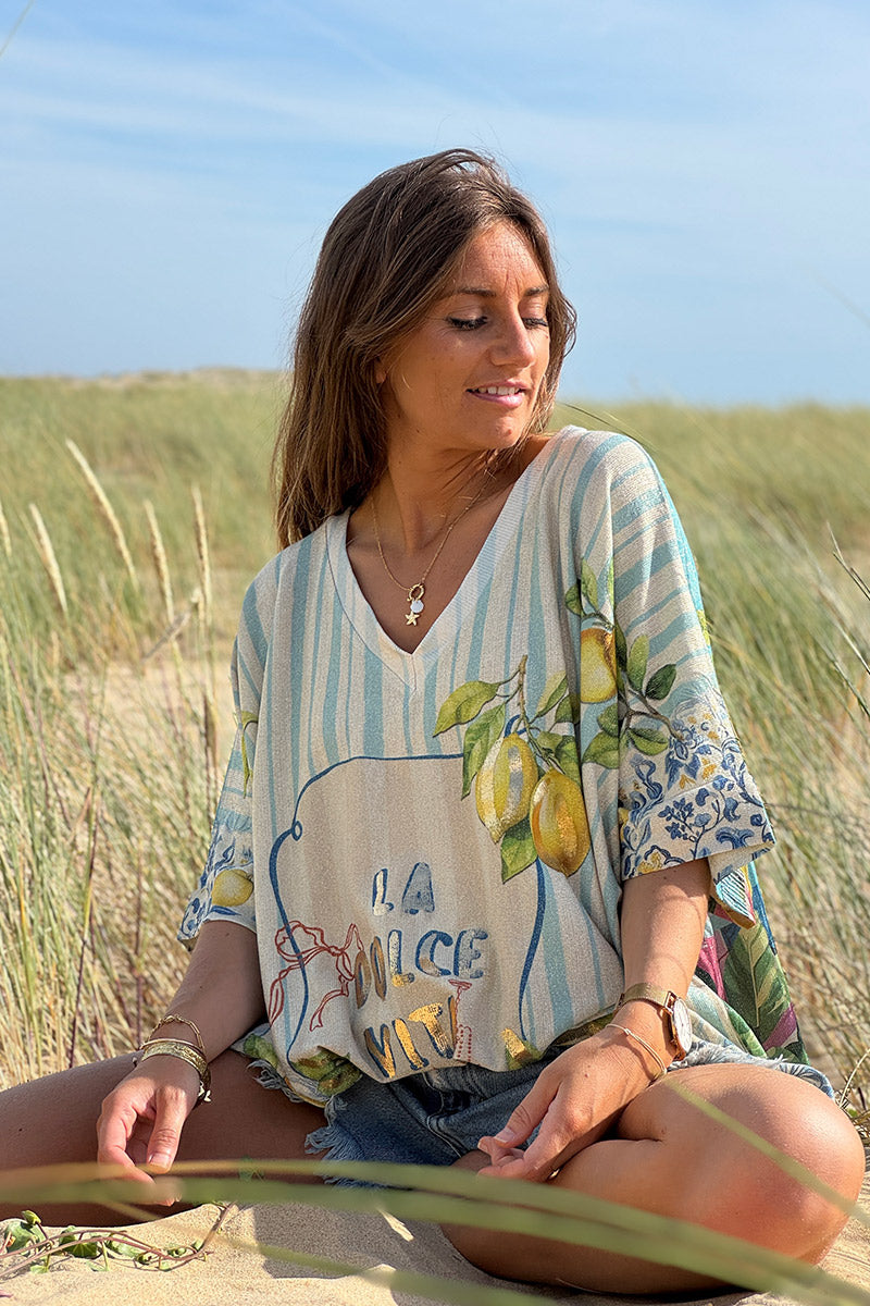 Top large beige brillant imprimé La Dolce Vita rayures turquoise et citrons