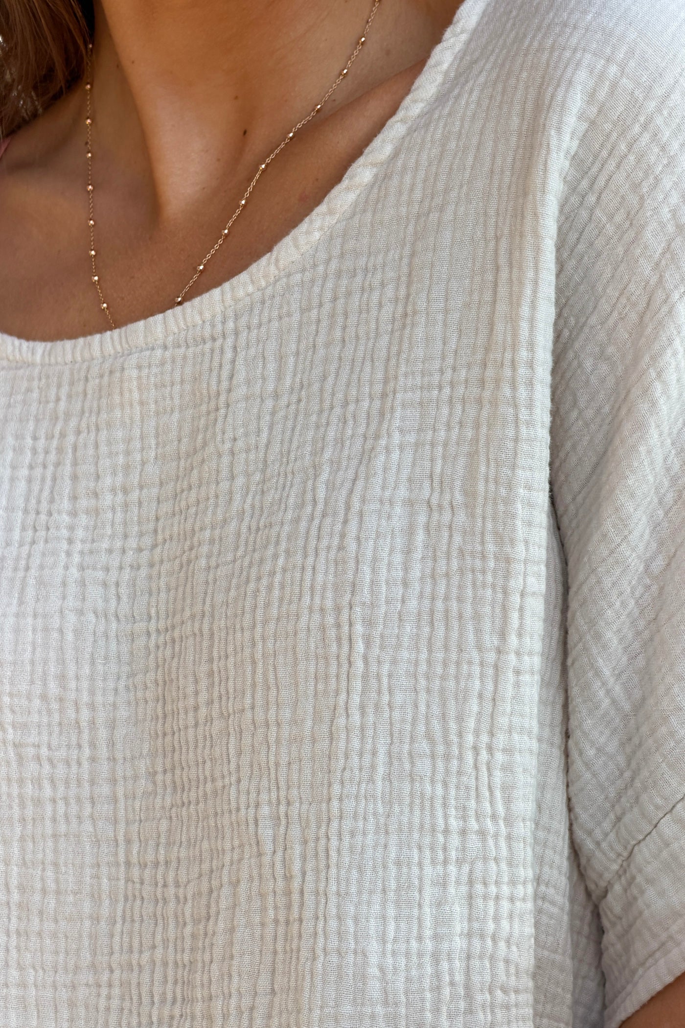 Top large beige en gaze de coton basique col rond
