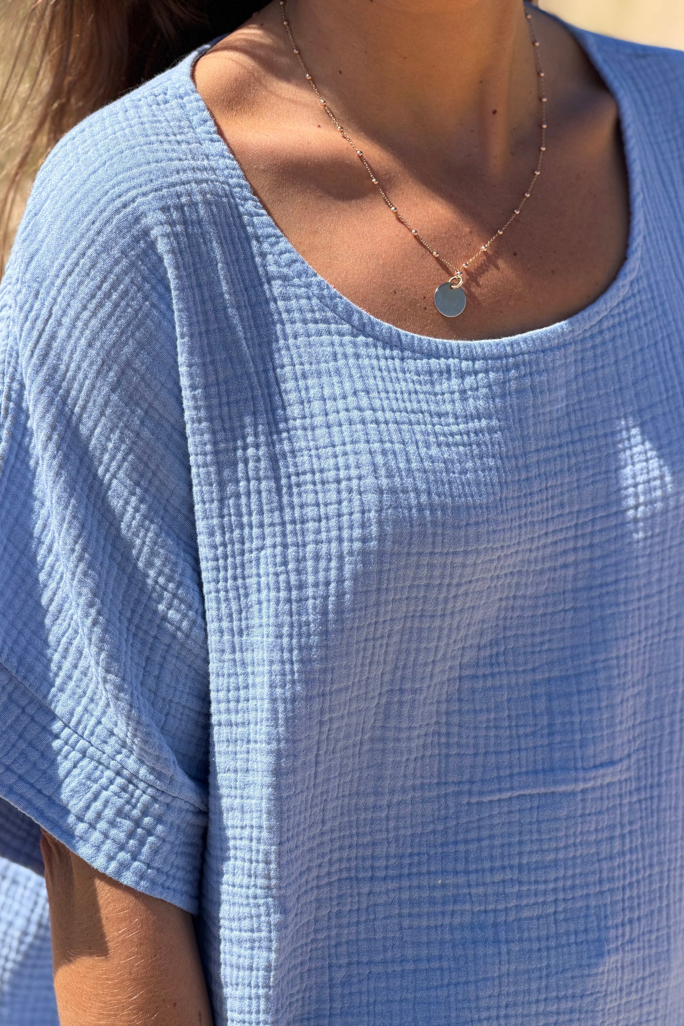 Top large bleu en gaze de coton basique col rond