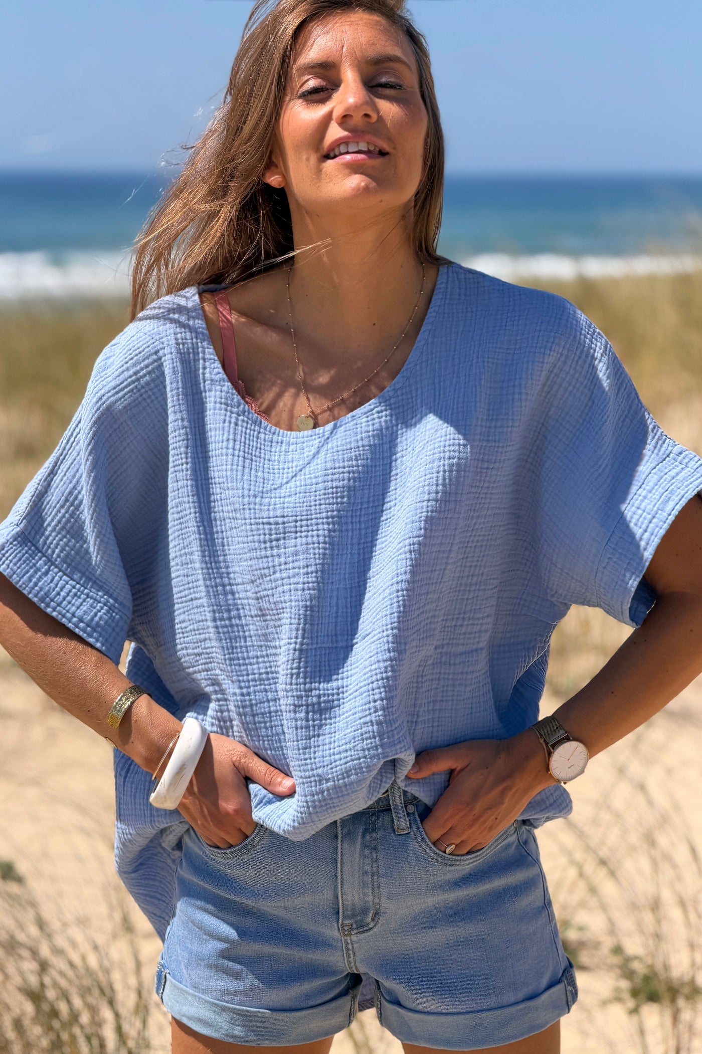 Top large bleu en gaze de coton basique col rond