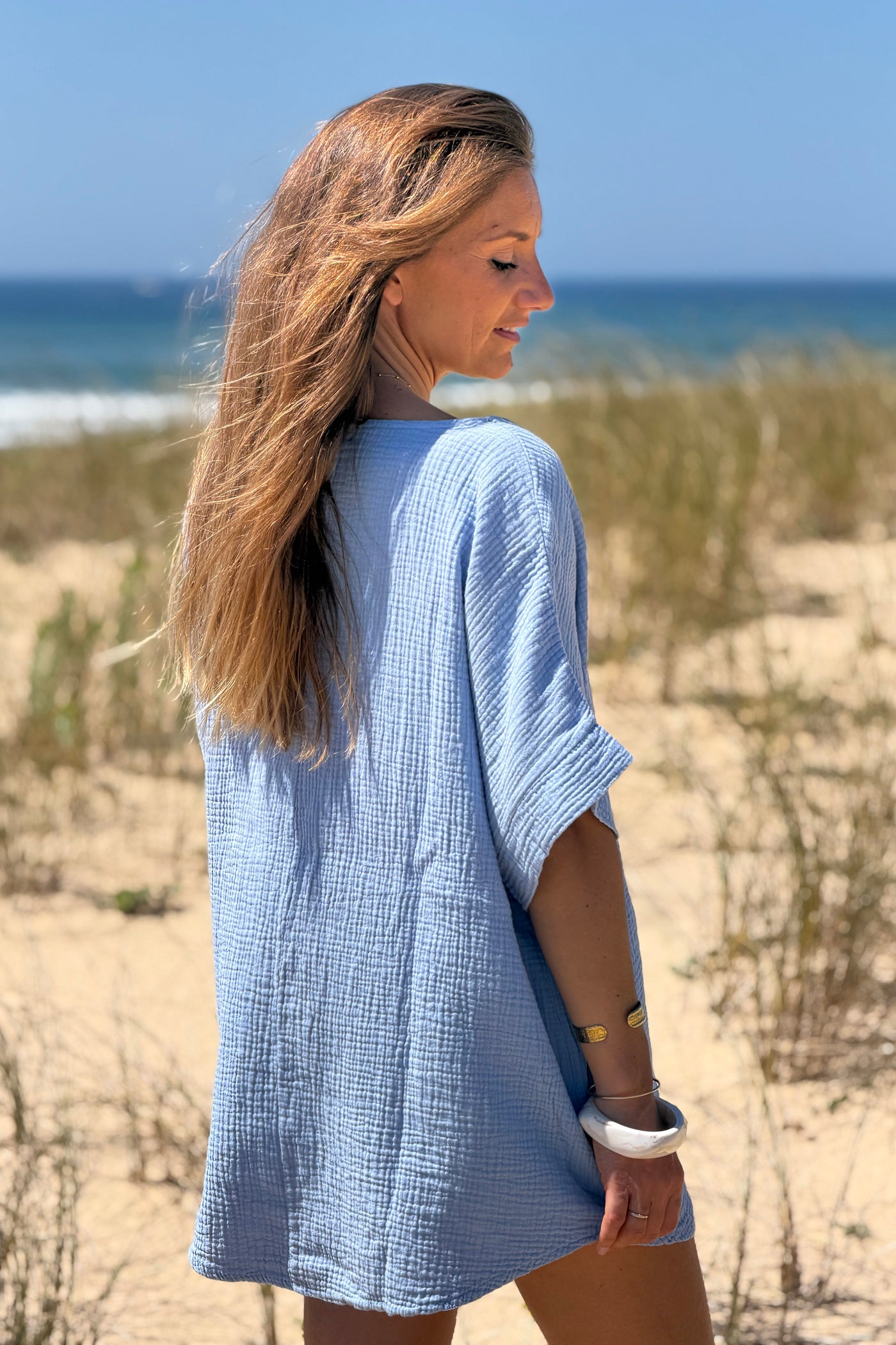Top large bleu en gaze de coton basique col rond