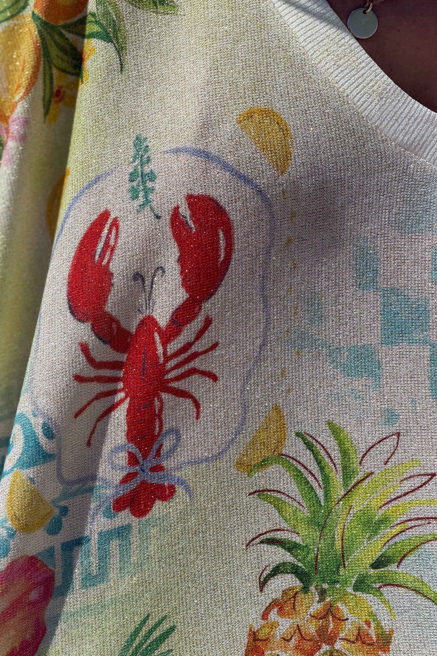 Top large et brillant imprimé Don't give up homard ananas et fleurs
