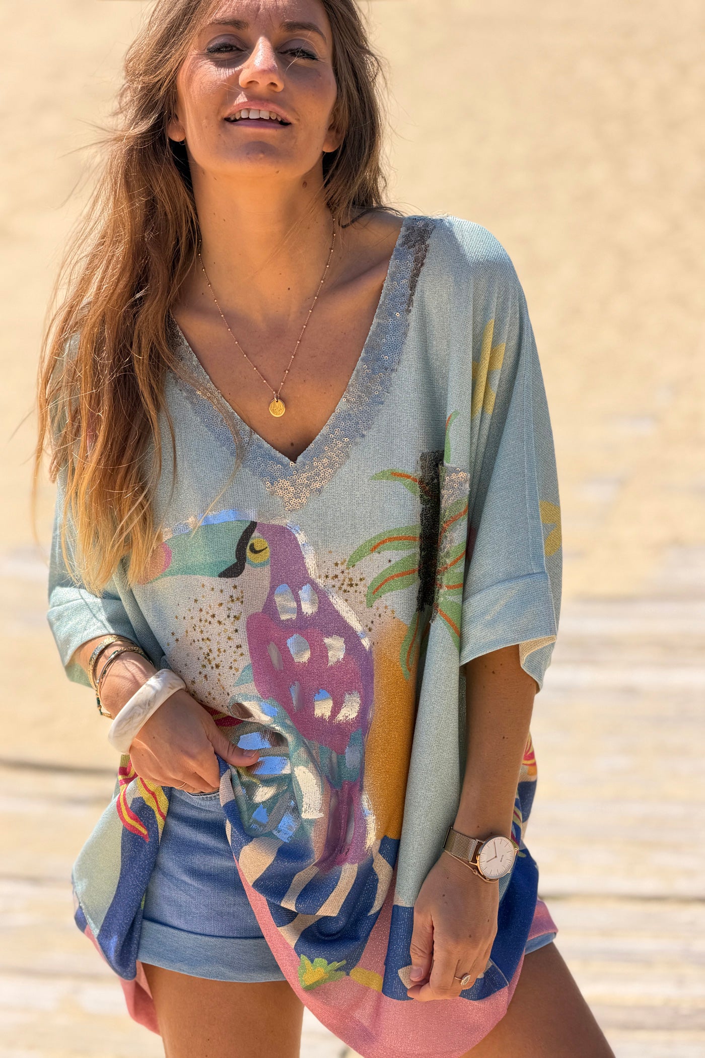 Top large et brillant lurex bleue imprimé perroquets Joy col et poche en sequins