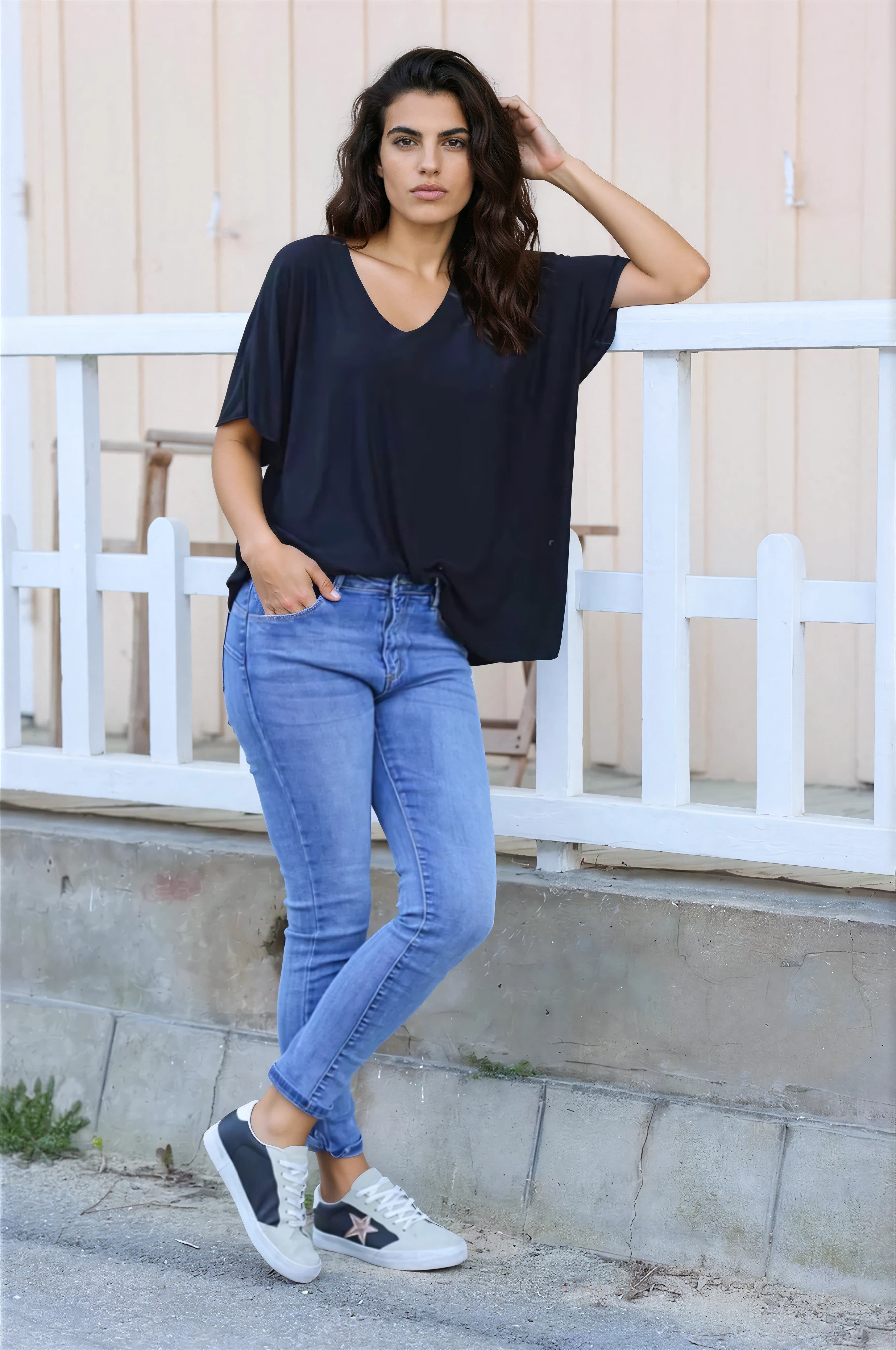 Top fluido negro confort y elástico con cuello de pico