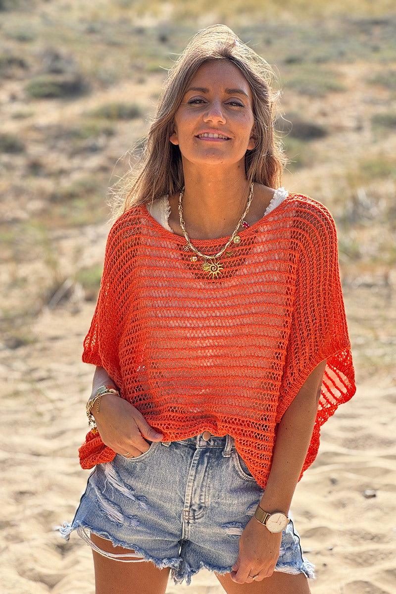 Top orange manches chauves souris et col rond en maille ajourée effet crochet