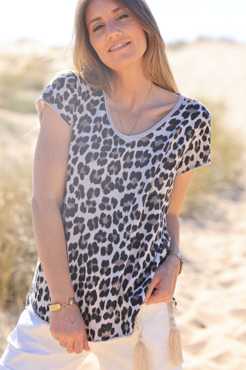 Camiseta algodón cuello pico estampado leopardo beige