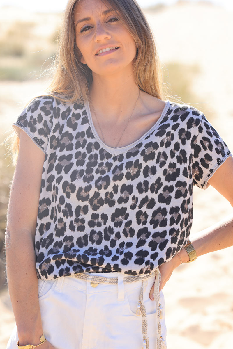 Leopard print cotton v-neck t-shirt