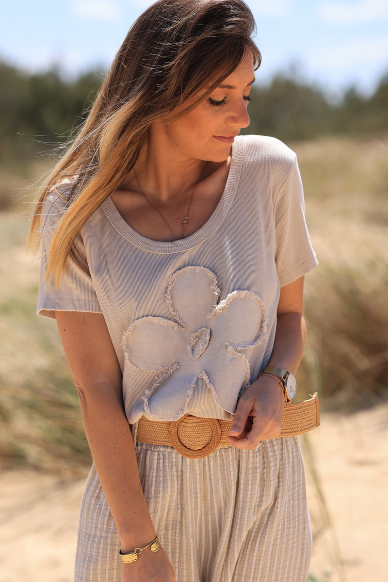 Beige ribbed t-shirt with large denim embroidered daisy