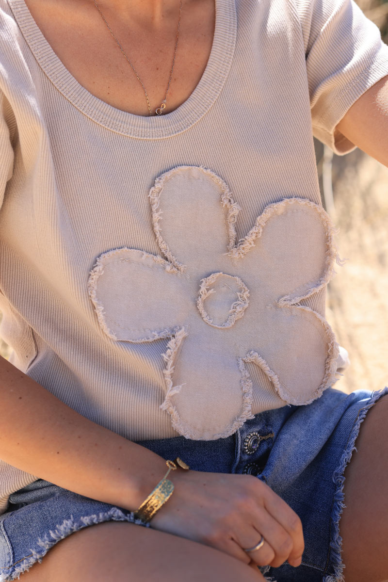 Beige ribbed t-shirt with large denim embroidered daisy