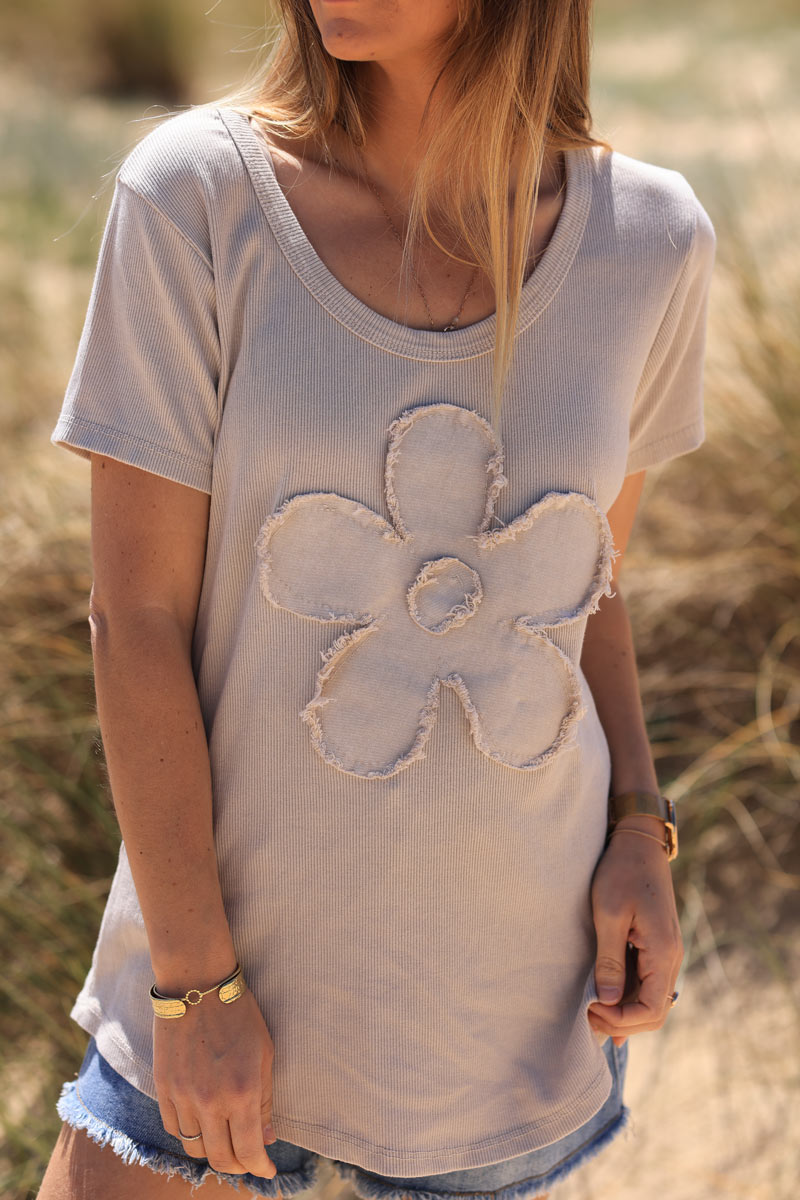 Camiseta beige de canalé de algodón con flores denim efecto desgastado, cuello redondo