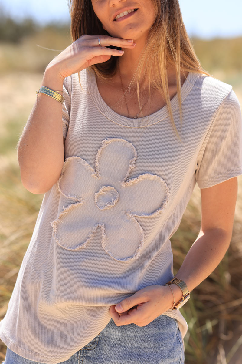 Camiseta beige de canalé de algodón con flores denim efecto desgastado, cuello redondo