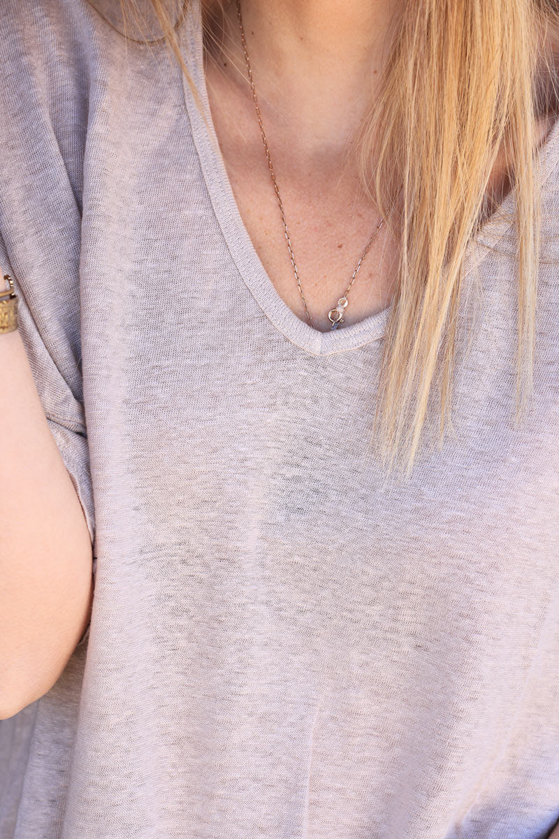 Camiseta de lino beige suave con cuello en pico y mangas holgadas