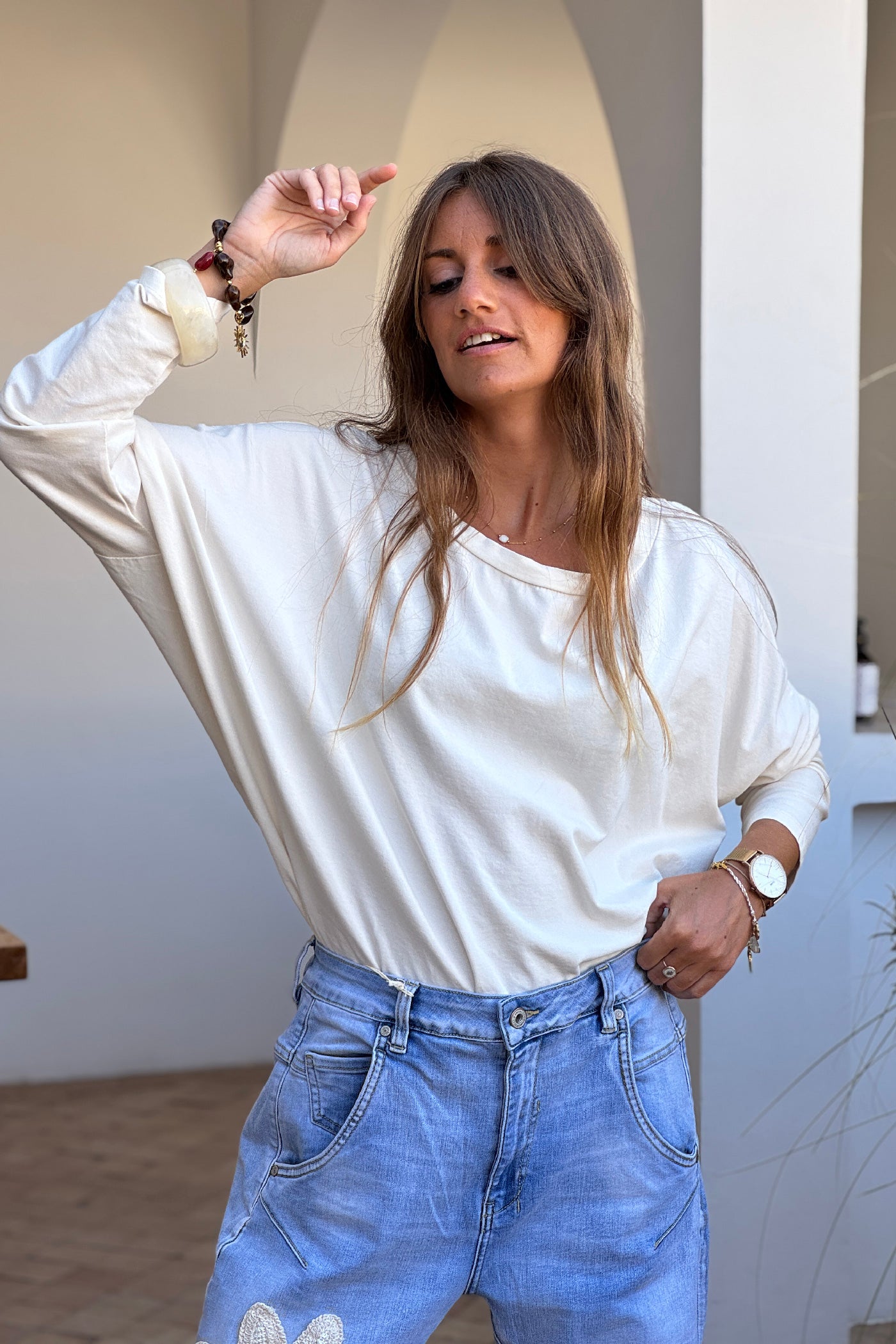 Tshirt blanc cassé à manches longues large col rond