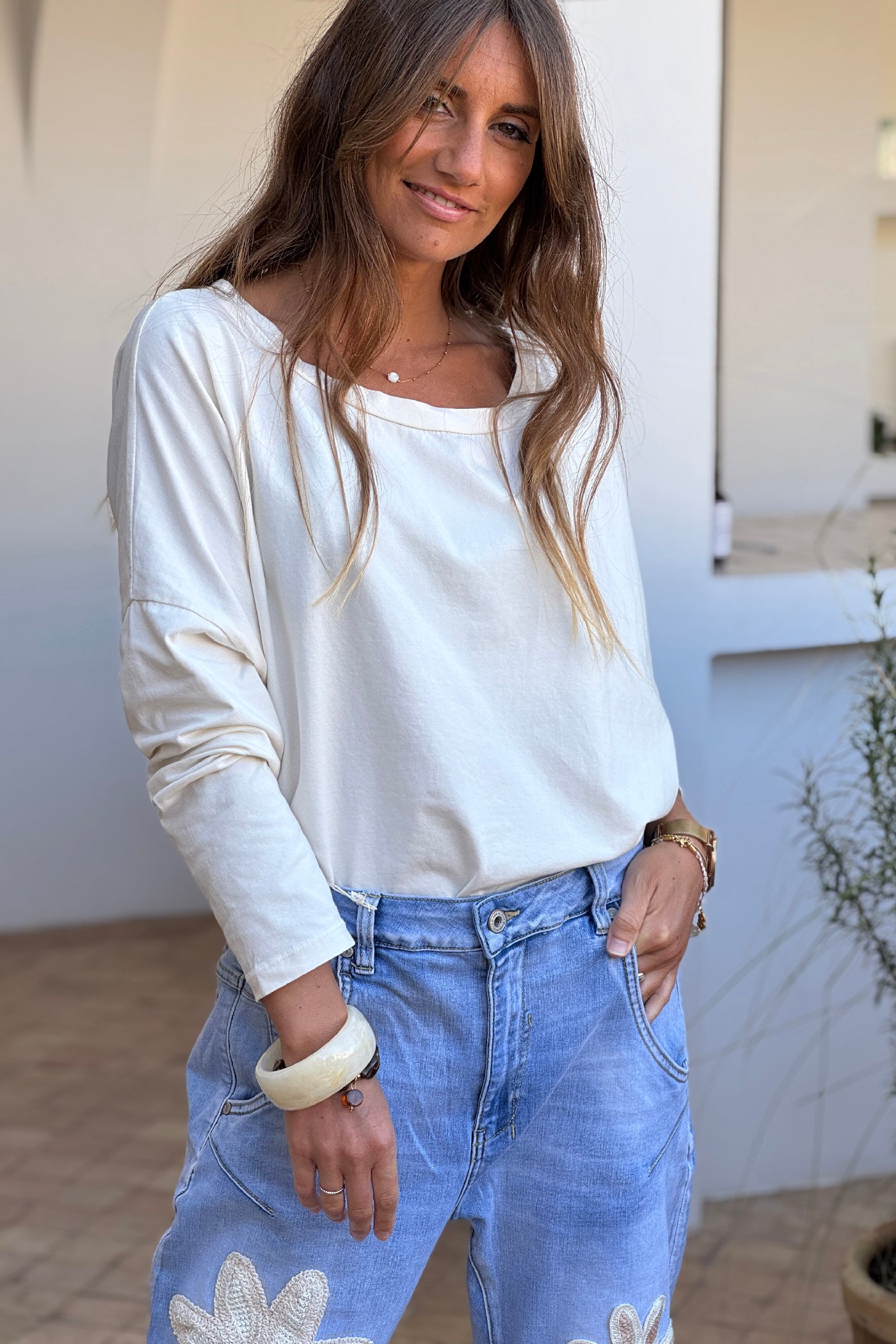 Tshirt blanc cassé à manches longues large col rond