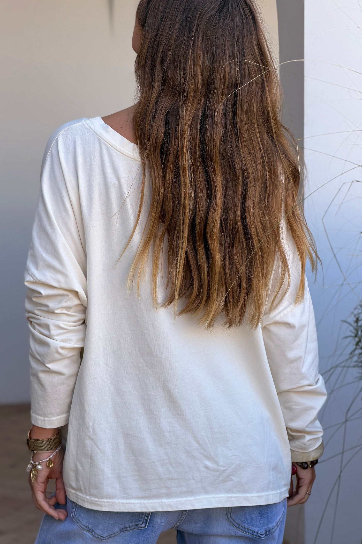 Tshirt blanc cassé à manches longues large col rond