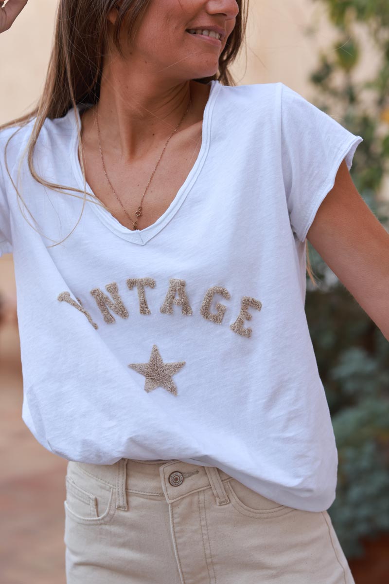 T-shirt blanc col V manches courtes vintage et étoile en bouclette beige