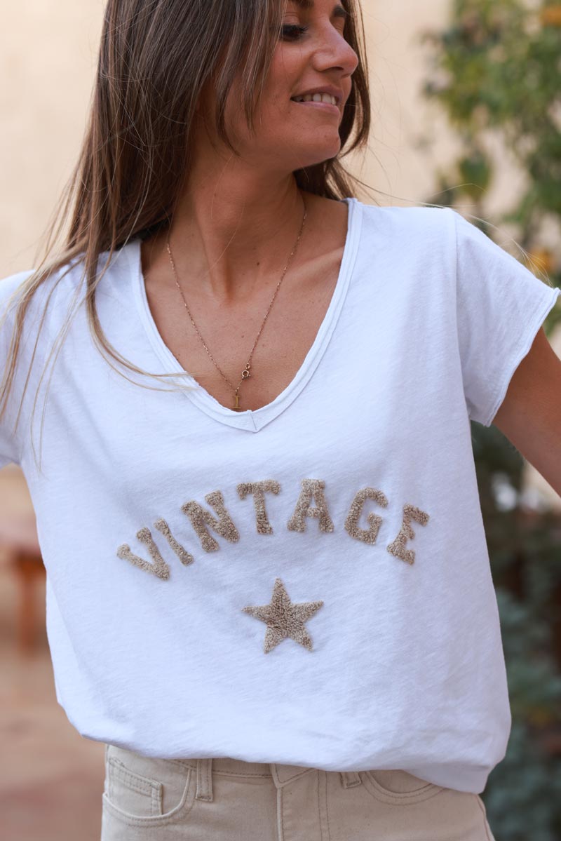 T-shirt blanc col V manches courtes vintage et étoile en bouclette beige