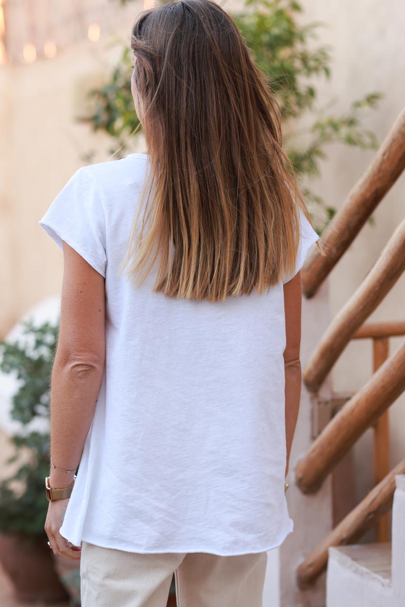 T-shirt blanc col V manches courtes vintage et étoile en bouclette beige