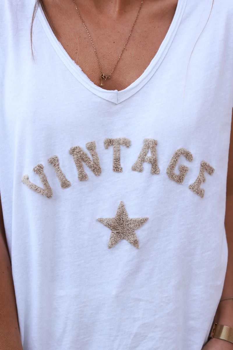 T-shirt blanc col V manches courtes vintage et étoile en bouclette beige
