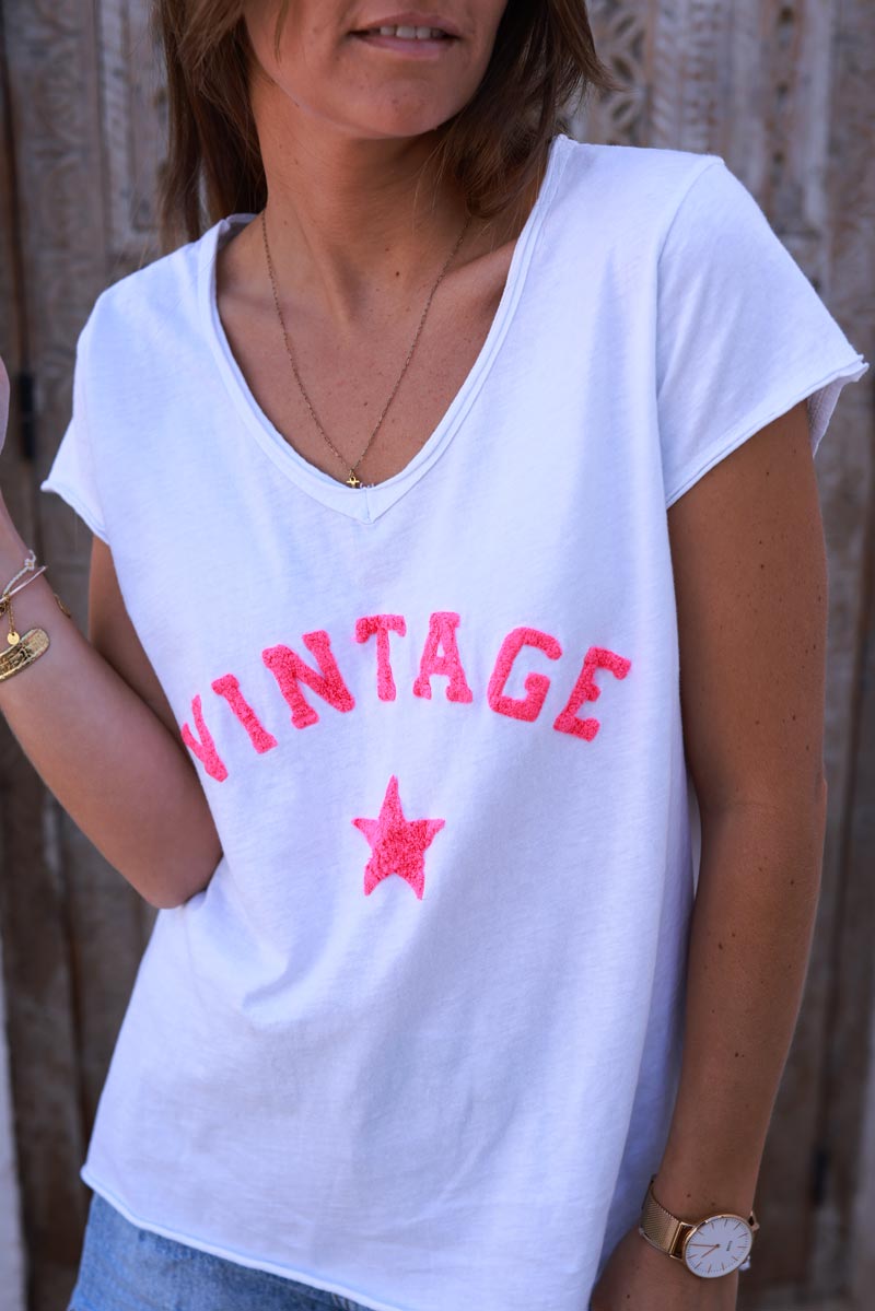 T-shirt blanc col V manches courtes vintage et étoile en bouclette rose fluo