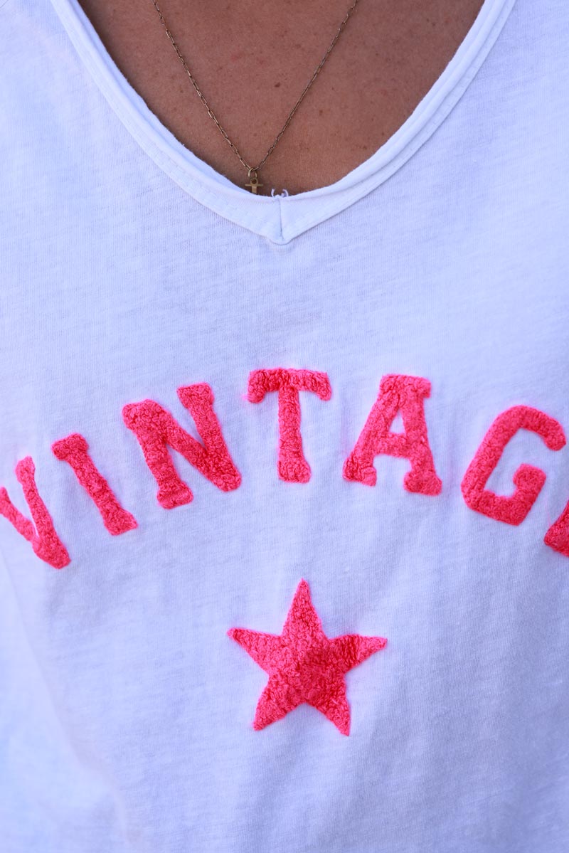 T-shirt blanc col V manches courtes vintage et étoile en bouclette rose fluo