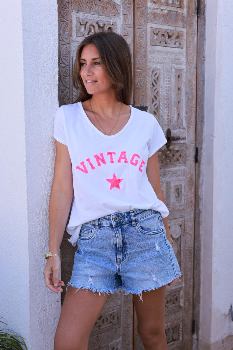 T-shirt blanc col V manches courtes vintage et étoile en bouclette rose fluo