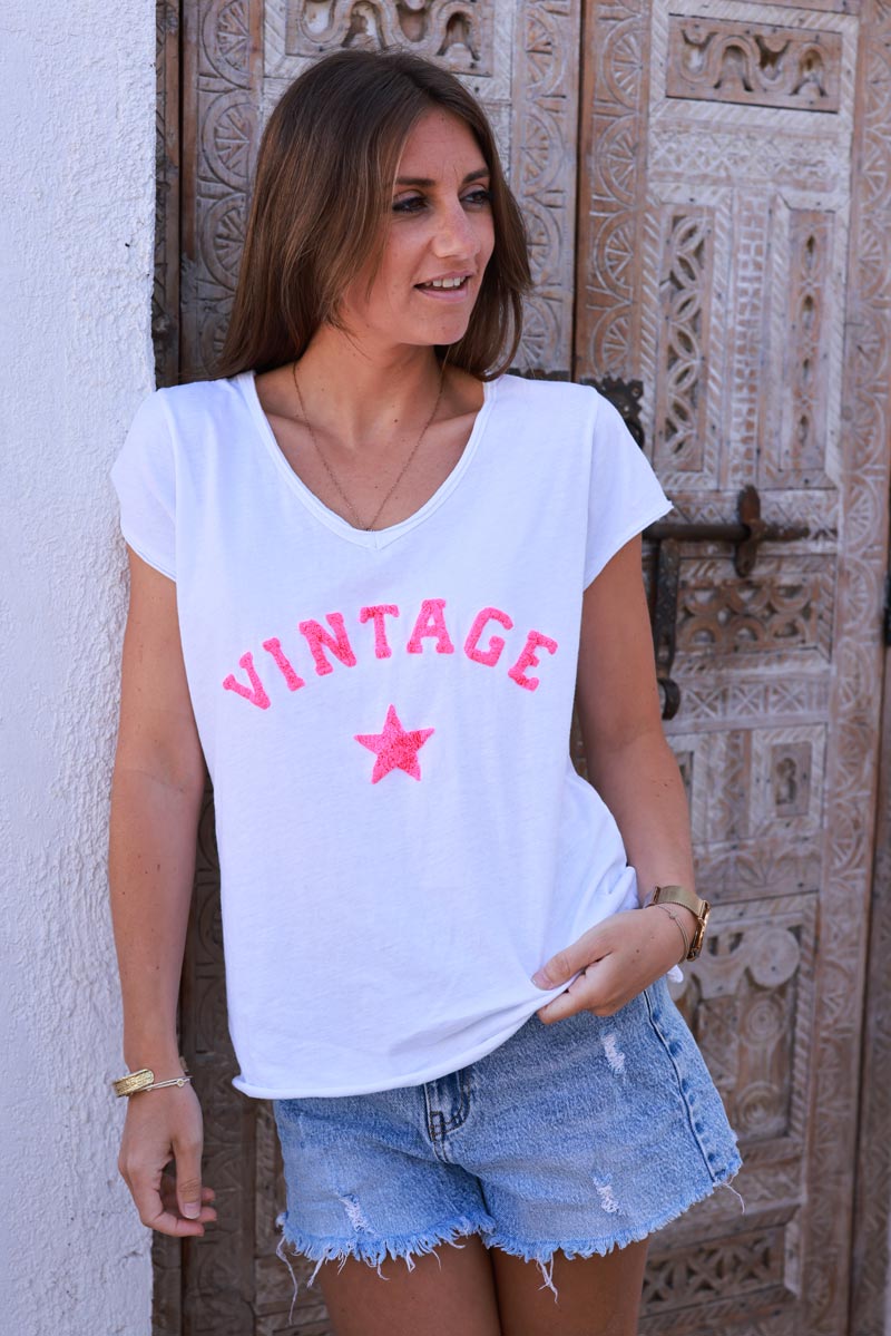 T-shirt blanc col V manches courtes vintage et étoile en bouclette rose fluo