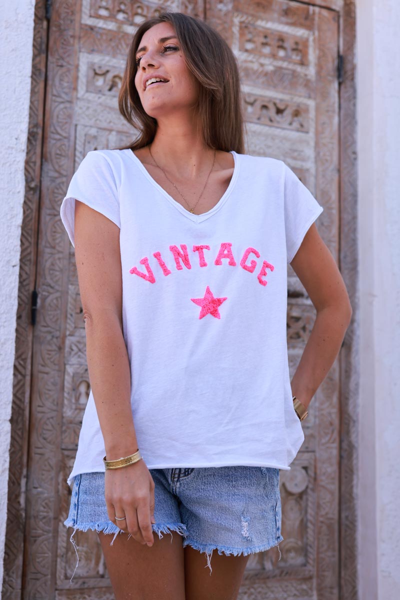 T-shirt blanc col V manches courtes vintage et étoile en bouclette rose fluo