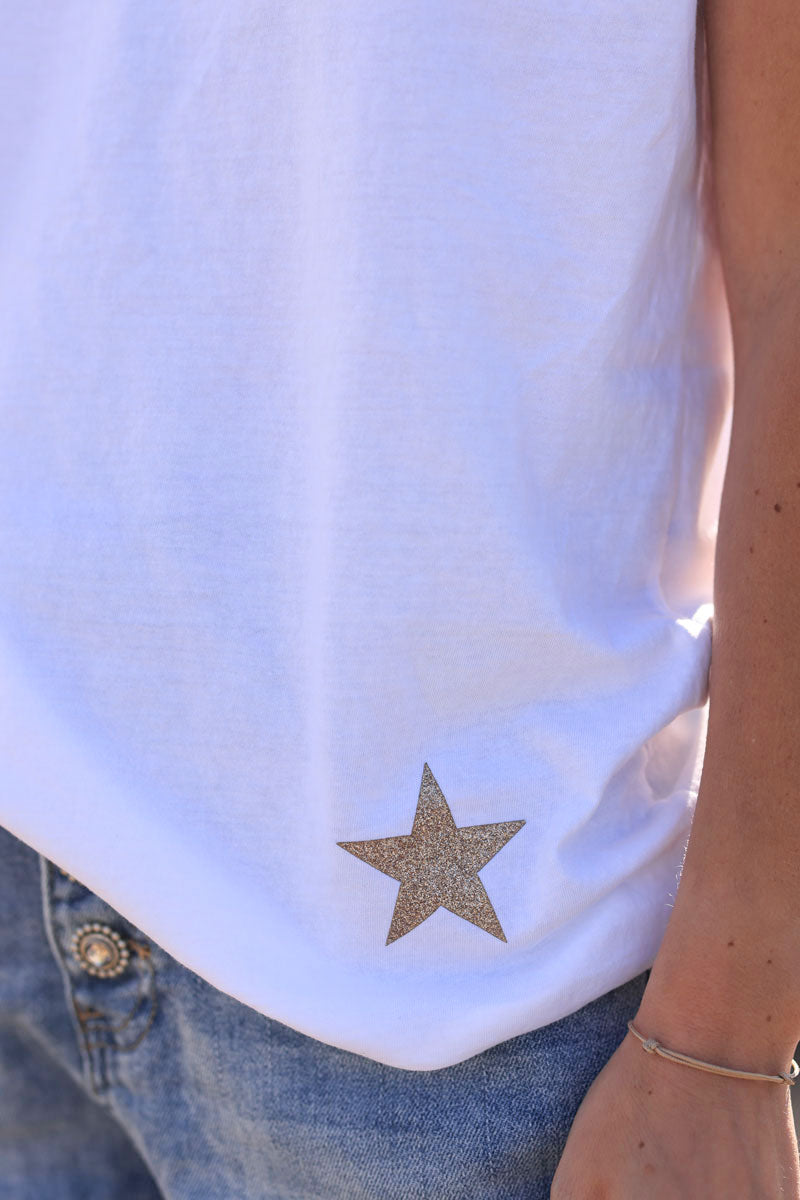 Camiseta blanca de algodón con cuello de pico y estrella dorada brillante en el bajo