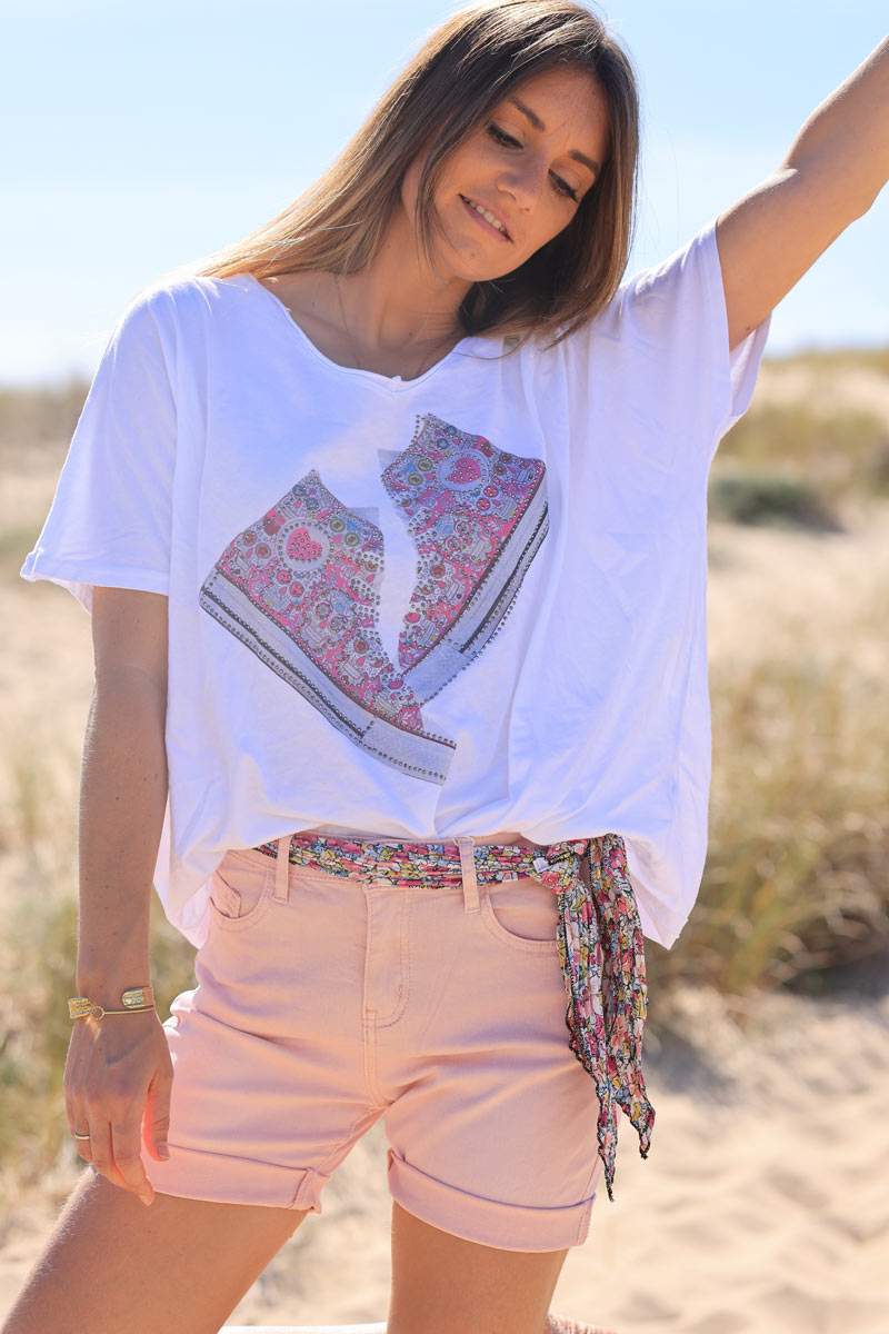 White relaxed fit t-shirt with fuchsia sneakers print and rhinestones