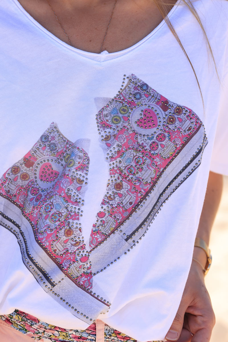 Camiseta de algodón blanca, zapatillas fucsia, cabezas mexicanas y pedrería