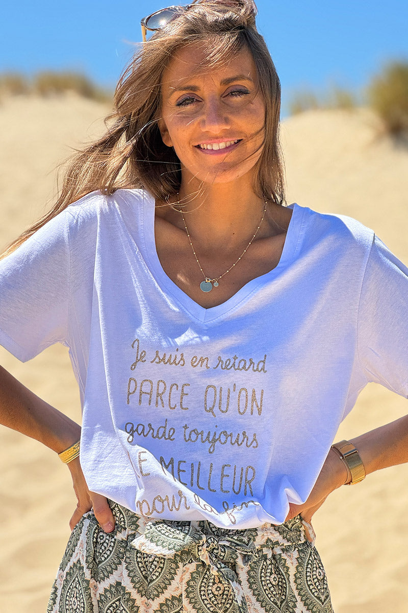 Tshirt blanc en coton Je suis en retard doré col v