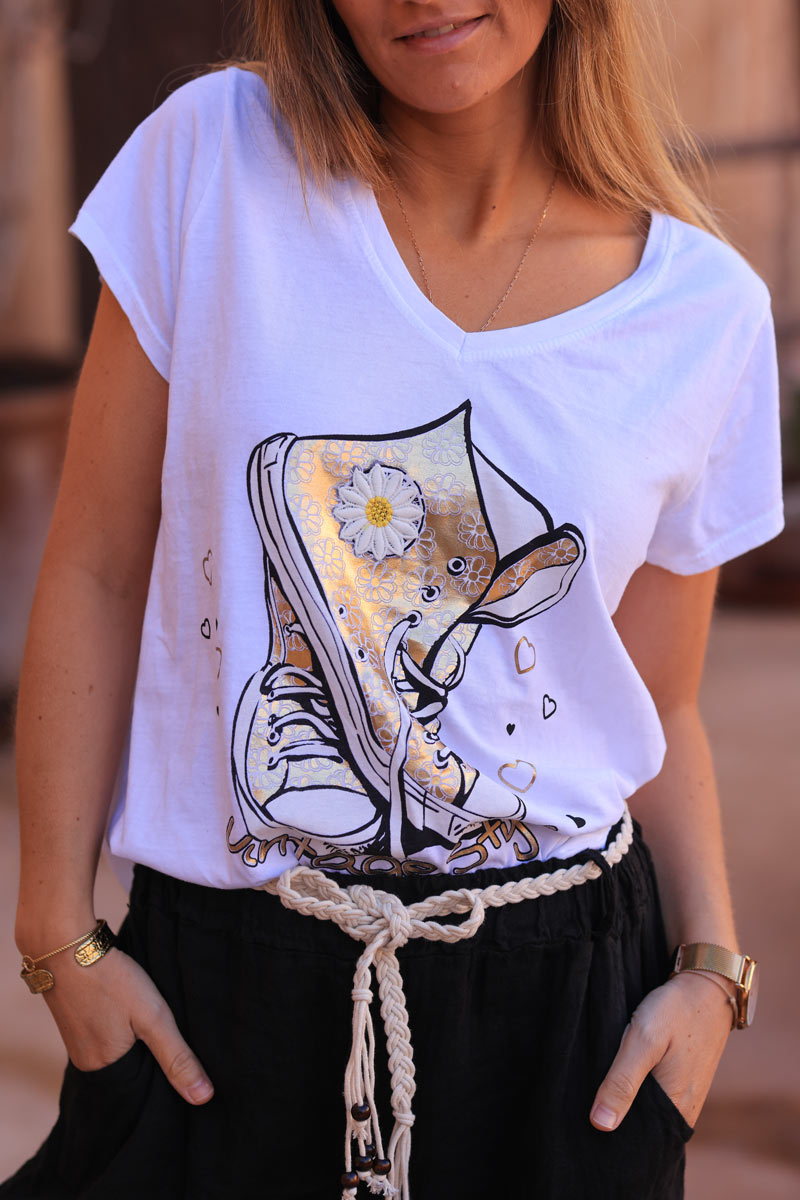 Camiseta de algodón blanca con zapatillas doradas y bordado de flores.