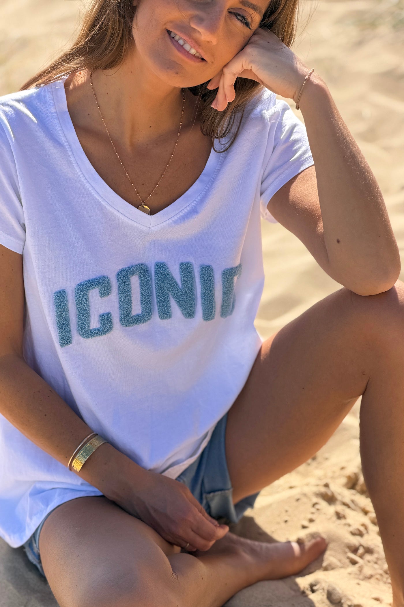 Tshirt blanc en coton broderie Iconic bleu en bouclettes éponge