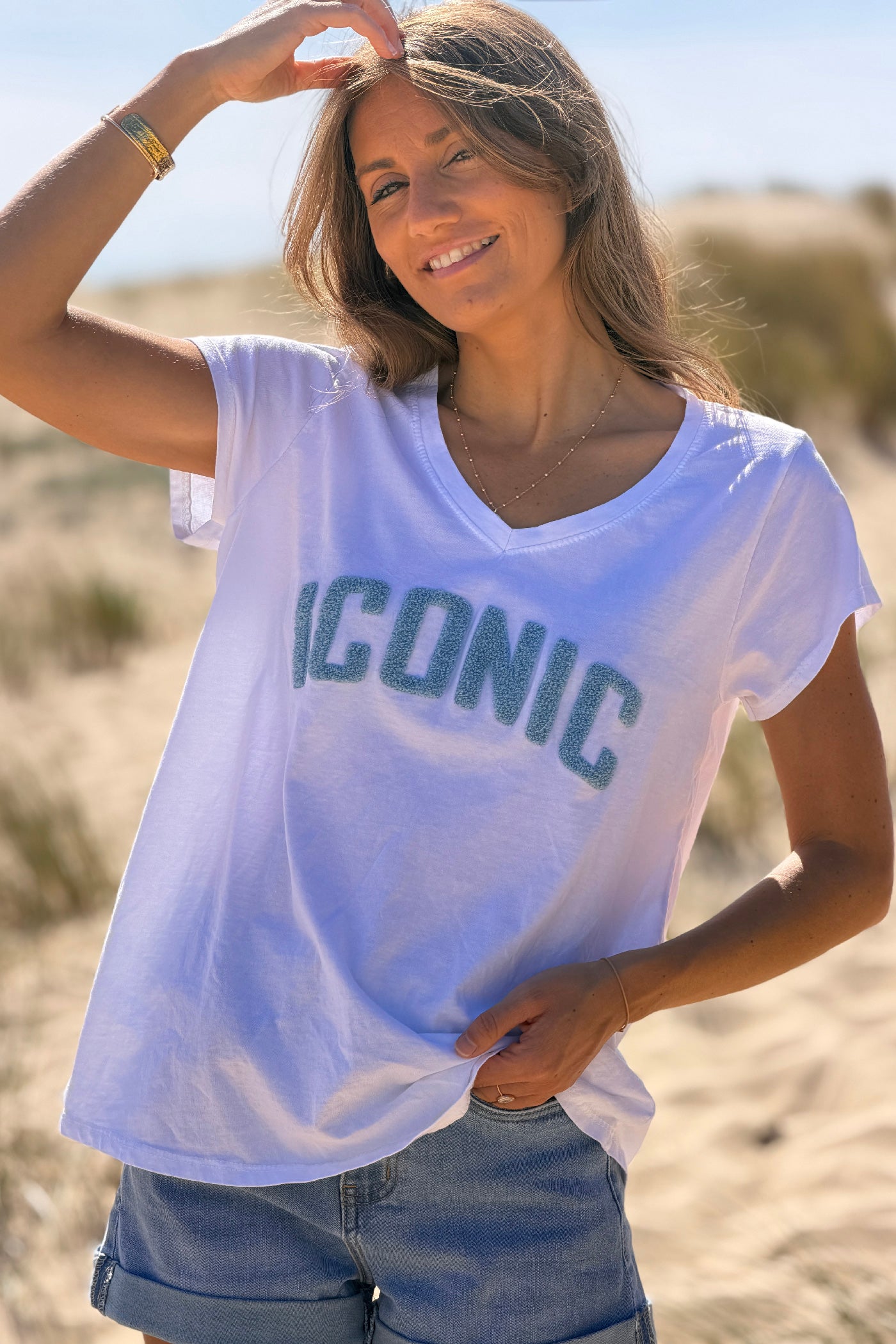 Tshirt blanc en coton broderie Iconic bleu en bouclettes éponge