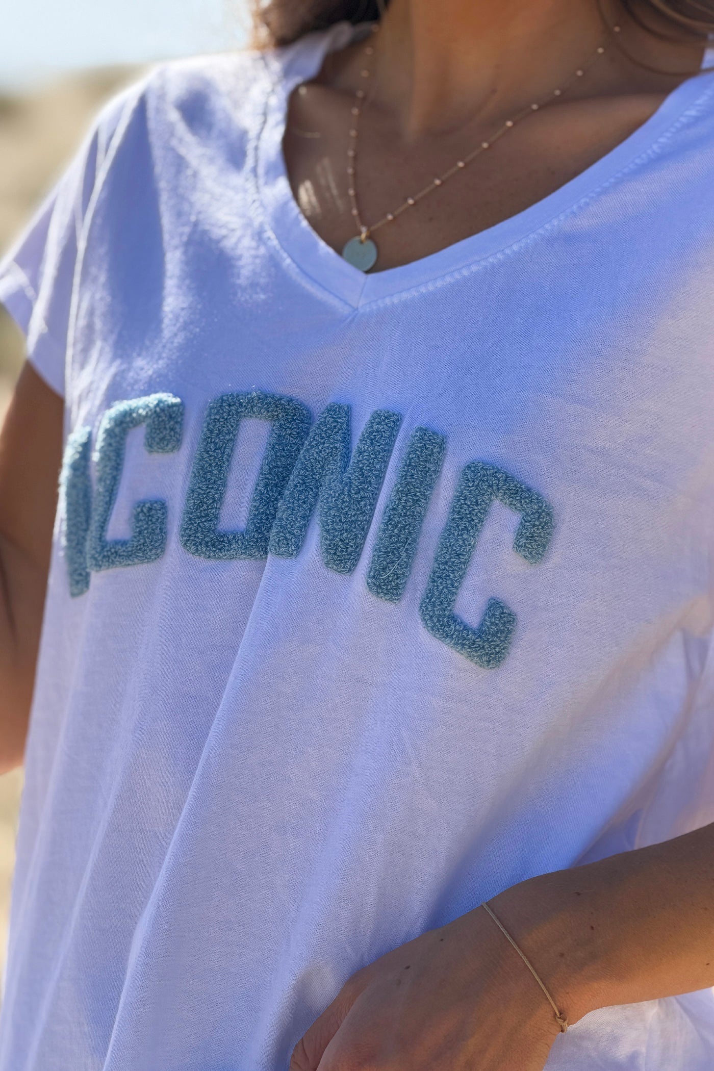 Tshirt blanc en coton broderie Iconic bleu en bouclettes éponge