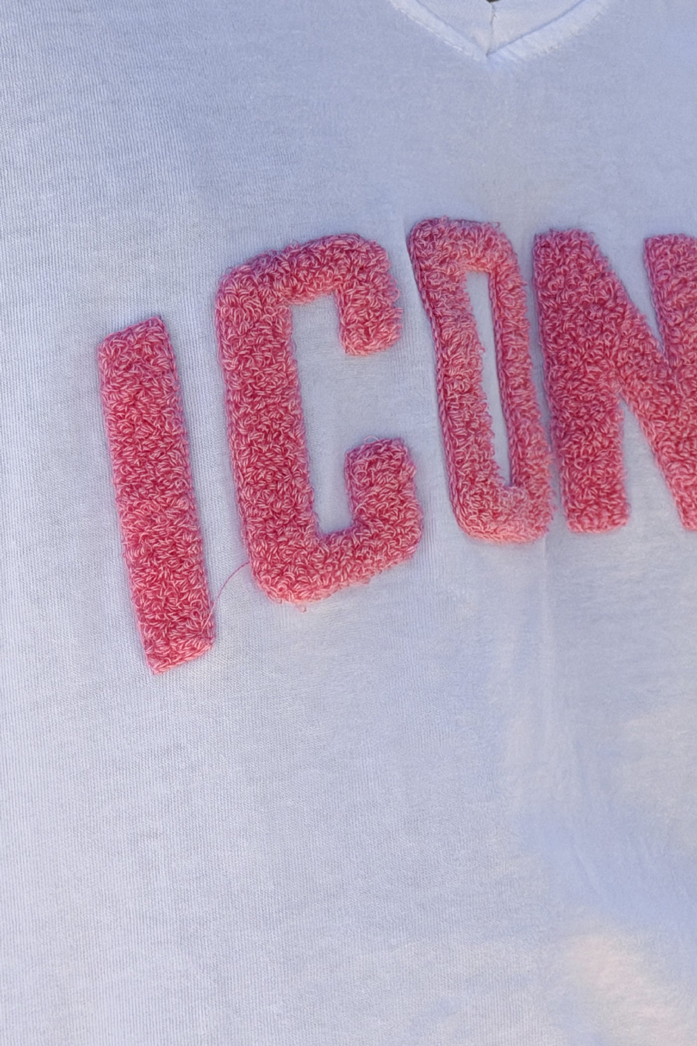 Tshirt blanc en coton broderie Iconic rose en bouclettes éponge