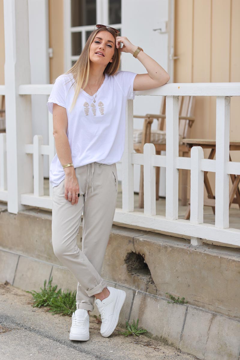 White cotton t-shirt with raw collar and trio beige fish