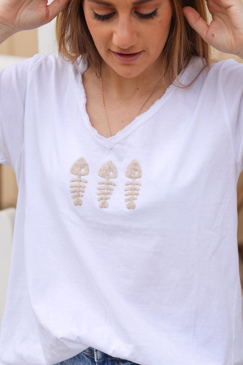 White cotton t-shirt with raw collar and trio beige fish