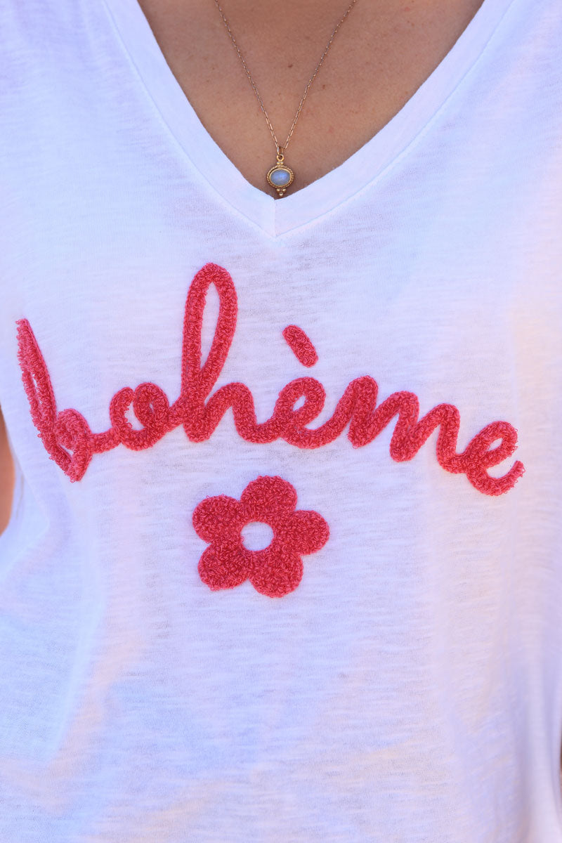 Camiseta bohemia de algodón con cuello de pico y flores de rizo fucsia