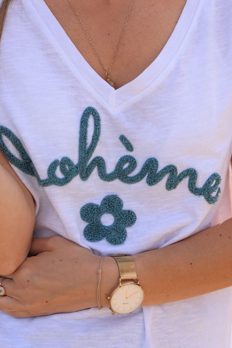 Camiseta bohemia de algodón blanca con cuello de pico y flores de rizo verde celadón